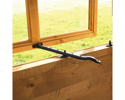 Detailopname van een tuinhuisraam met raamopener