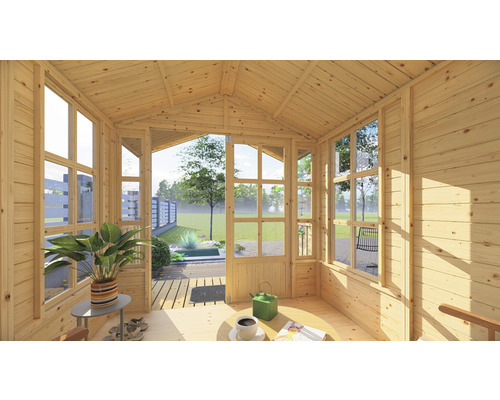 Interieur van een lichte tuinhuis met ramen en glazen deuren