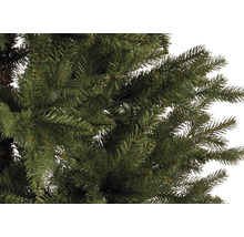 Close-up van een kunstmatige kerstboom met groene naalden