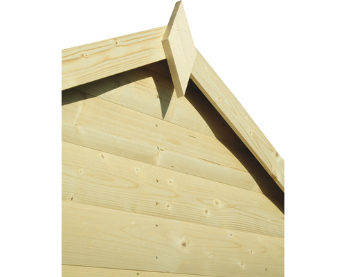 Detail van een tuinhuis met houten puntdak