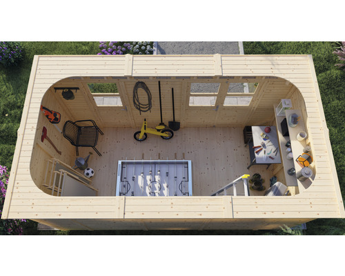 Bovenaanzicht van een houten tuinhuis met ramen, planken, tafelvoetbal, gereedschap, kinderspeelgoed en tuingereedschap.