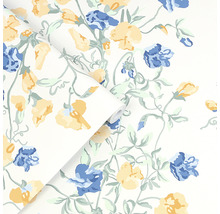 Behang met bloemmotief van gele en blauwe bloemen