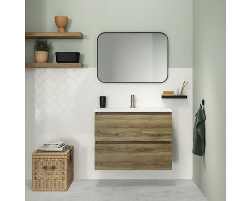 Badkamer met wastafelonderkast, spiegel en planken