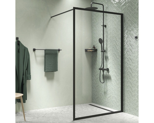 Badkamer met inloopdouche met zwart frame, handdoekhouder, badjas en grijze tegels