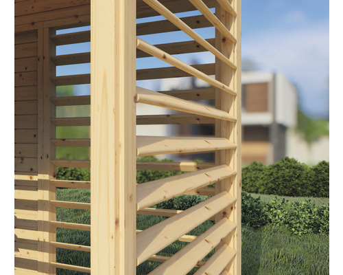 Detailopname van een houten paviljoen met lamellenwand in de tuin.