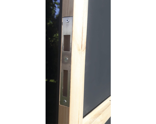 Detailopname van een metalen deurvanger bevestigd aan een houten frame.