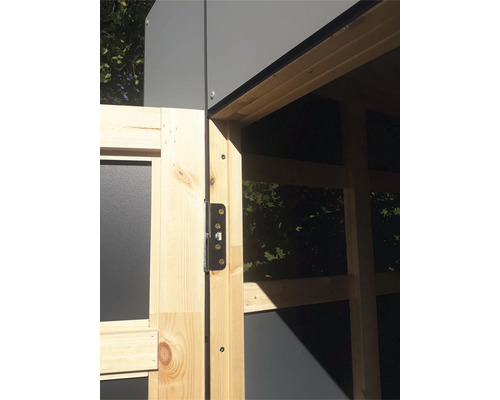 Detailopname van een tuinhuis met houten deur en slot