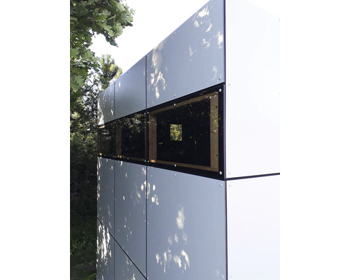 Detail van een modern tuinhuis met raampartij