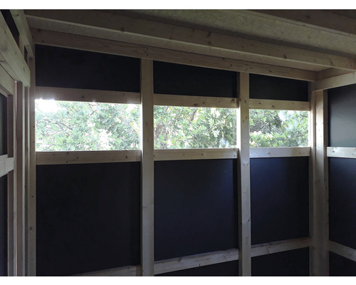 Interieur van een houten huis met ramen en houten frame