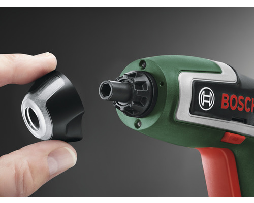 Bosch logo. Close-up van een accuschroevendraaier met hulpstuk