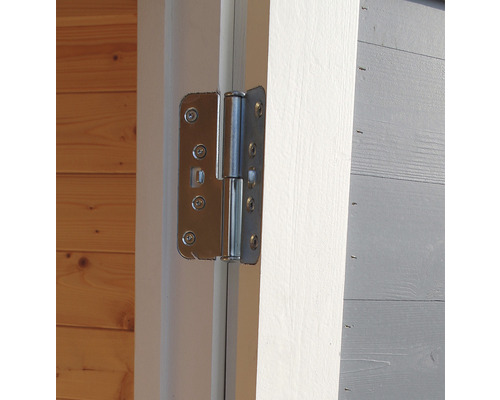 Close-up van een deurscharnier op een houten deur