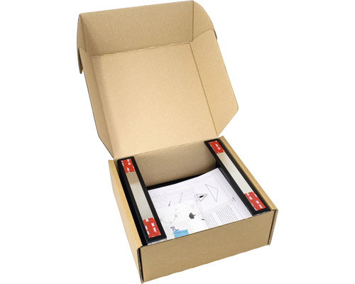 Open kartonnen doos met zwarte profielen en montagehandleiding