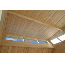 Interieurbeeld van een houten huis met plafondpanelen en een raam
