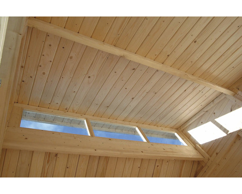 Interieurbeeld van een houten huis met plafondpanelen en een raam