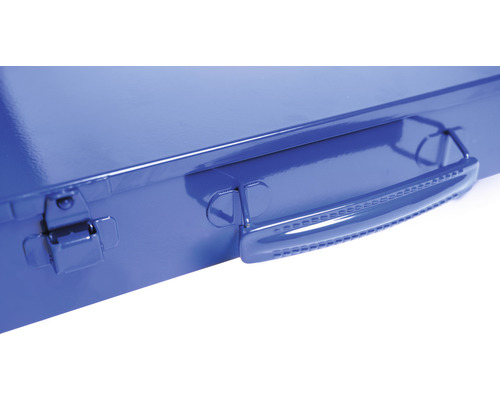 Detailopname van een blauwe gereedschapskist met handvat en sluiting