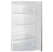 Binnenaanzicht van een lege koelkast met planken