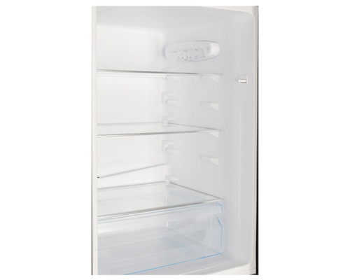 Binnenaanzicht van een lege koelkast met planken