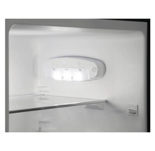 Interieur van een koelkast met ledverlichting en glazen plank