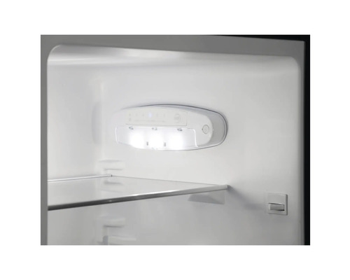 Interieur van een koelkast met ledverlichting en glazen plank