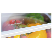 Legbord van veiligheidsglas in de koelkast met groenten