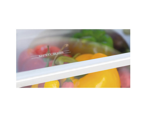 Legbord van veiligheidsglas in de koelkast met groenten