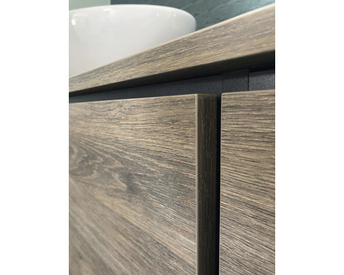 Gedetailleerde opname van een wastafelonderkast met houtlook