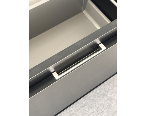 Lade met zilverkleurige handgreep