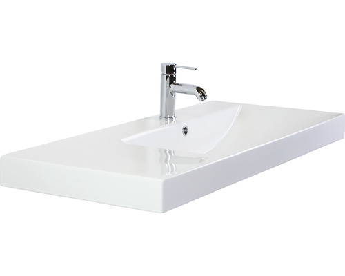 Witte keramische wastafel met chromen kraan