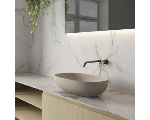 Badkamer met waskom, kraan en spiegel