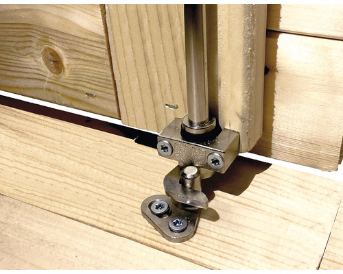 Gedetailleerde weergave van een deurslot op een houten deur