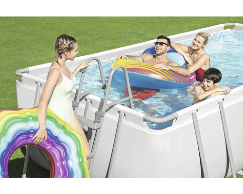 Rechthoekig stalen frame zwembad met zwembadladder en familie met zwembanden