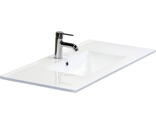 Wastafel van sanitair keramiek met kraan