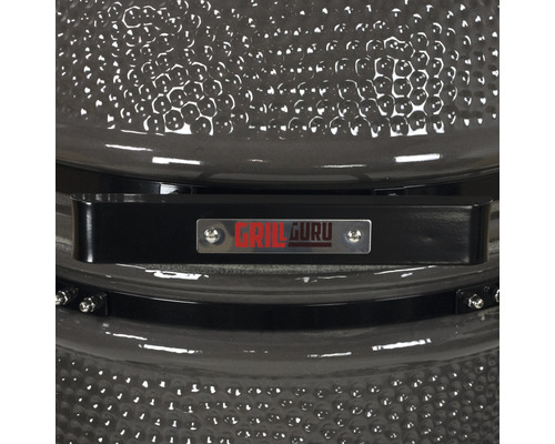 Detailopname van een keramische barbecue met Grill Guru logo