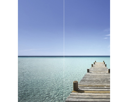 Schermweergave voor en na de installatie van een privacyfolie op een glazen ruit met uitzicht op een houten steiger aan helder water