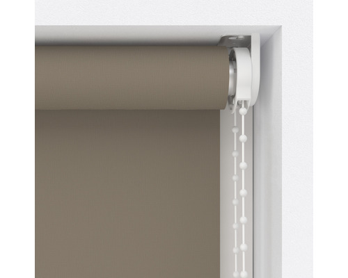 Bruin rolgordijn met kettingbediening in raamkozijn