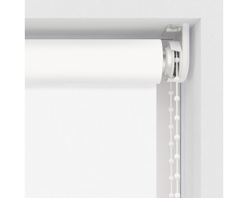 Oprolbaar rolgordijn met kettingbediening aan het venster