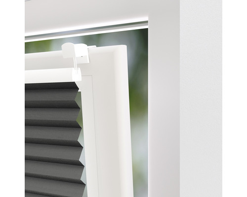 Grijze plissés aan het raam