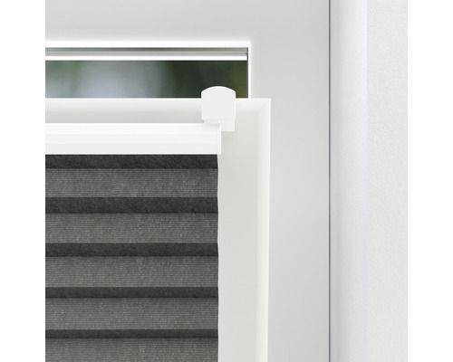 Detailaanzicht van een grijs plisségordijn op het raam