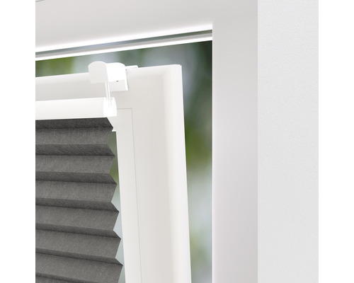 Detailopname van een raamdecoratie met plissé en raamkozijn