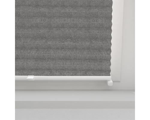 Grijze plisségordijnen voor het raam