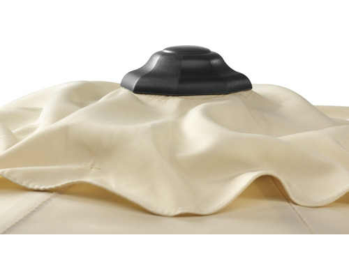 Detailopname van een parasol met stoffen bekleding en mastafdekking