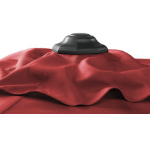 Detail van een parasol met zwarte punt en rode bekleding