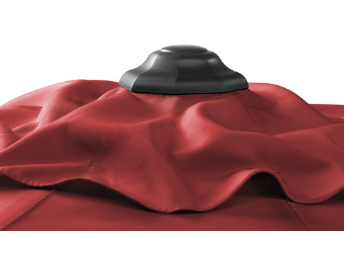 Detail van een parasol met zwarte punt en rode bekleding