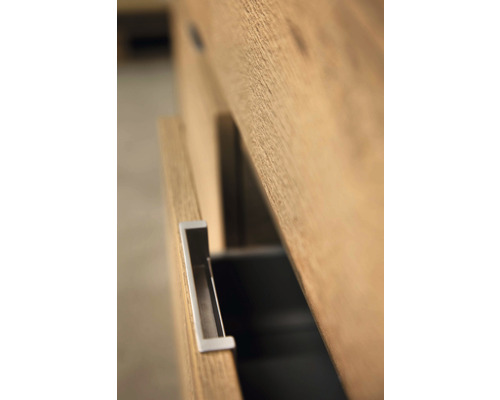 Detailopname van een houten commode met lade en handgreep