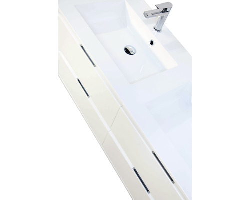 Wastafelmeubel met wastafel en kraan