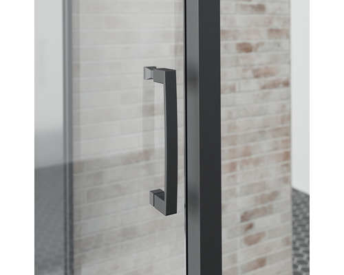 Detailopname van een douchecabine met handgreep