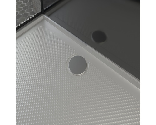 Detailopname van een douchebak met afvoer