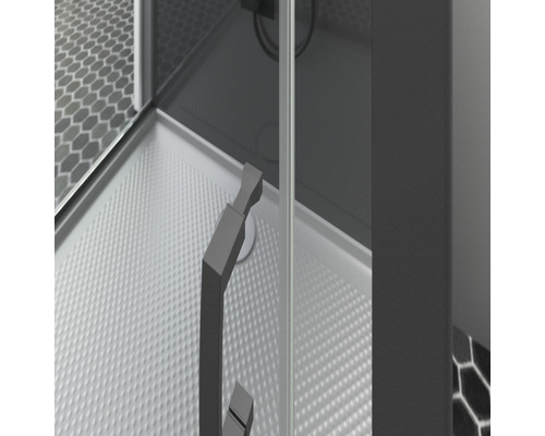 Detailopname van een douchecabine met handgreep en ruitpatroon op de douchebak