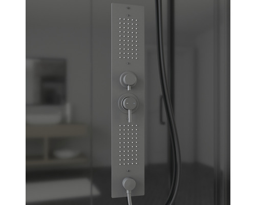 Douchepaneel met douchekop en bediening in een badkamer