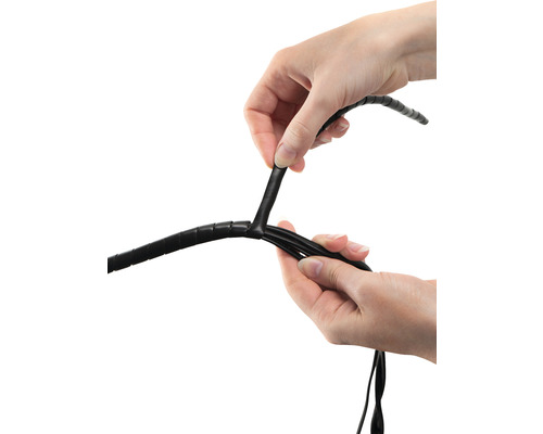 Handen die een zwarte kabelspiraal aanbrengen